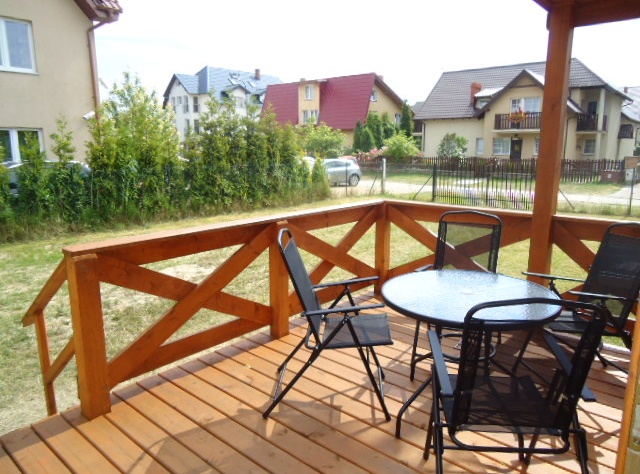 Domki Letniskowe Taras wraz z meblami oraz grillem?v=