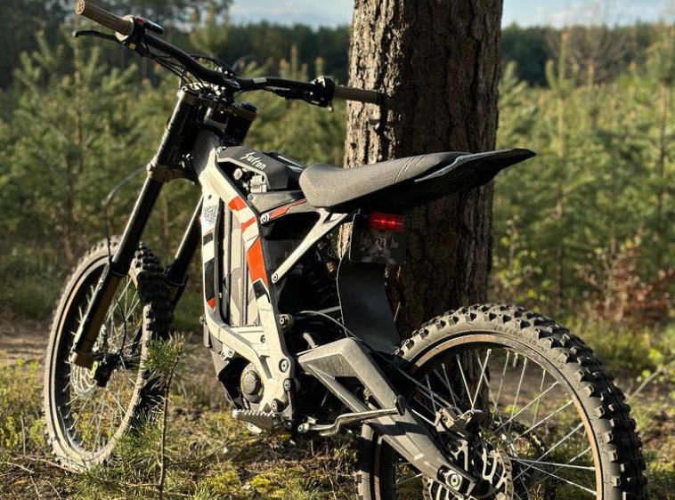 Wycieczki na elektrycznym crossie marki SurRon